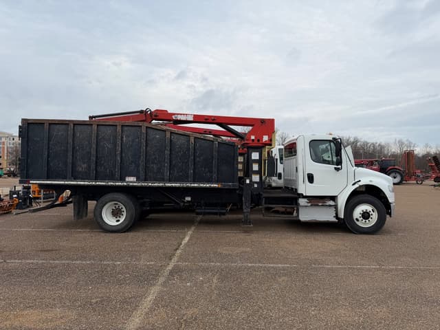 Image of Freightliner M2 106 equipment image 4