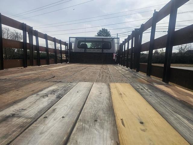 Image of Freightliner M2 106 equipment image 4