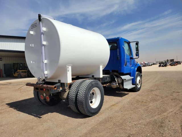 Image of Freightliner M2 106 equipment image 4