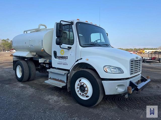 Image of Freightliner M2 106 equipment image 3