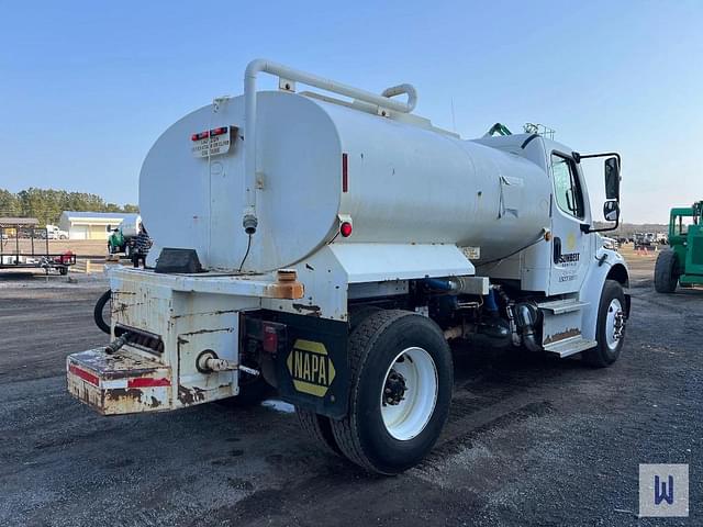 Image of Freightliner M2 106 equipment image 4