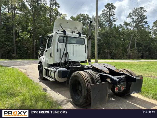 Image of Freightliner M2 112 equipment image 2