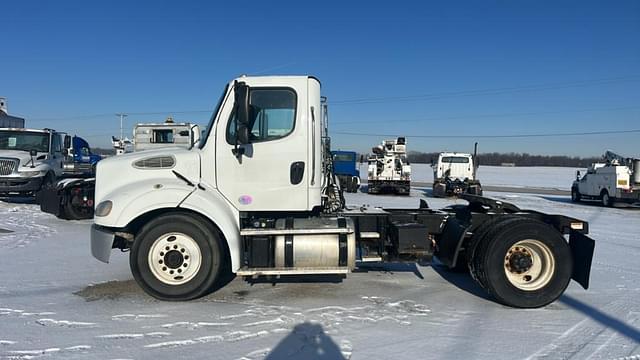 Image of Freightliner M2 112 equipment image 2