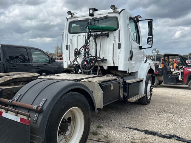 Image of Freightliner M2 112 equipment image 3