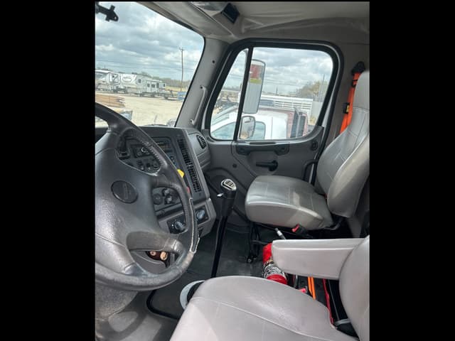 Image of Freightliner M2 112 equipment image 4