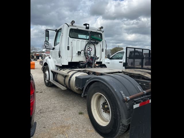Image of Freightliner M2 112 equipment image 1