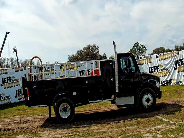 Image of Freightliner M2 equipment image 3