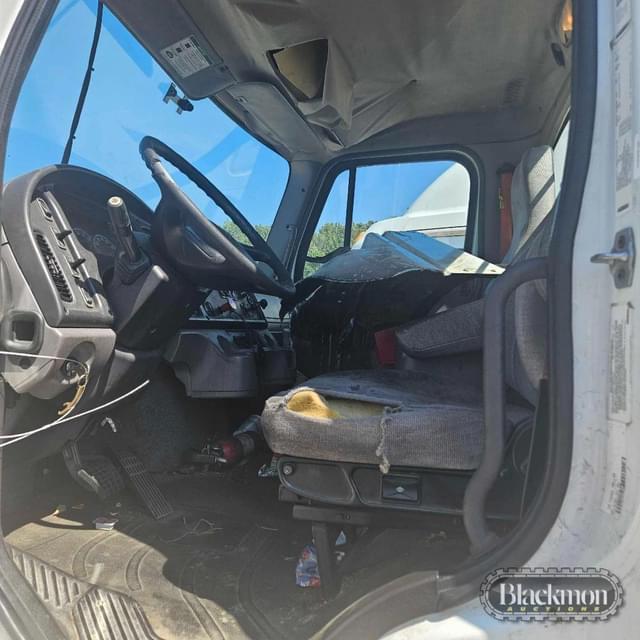 Image of Freightliner M2 equipment image 4
