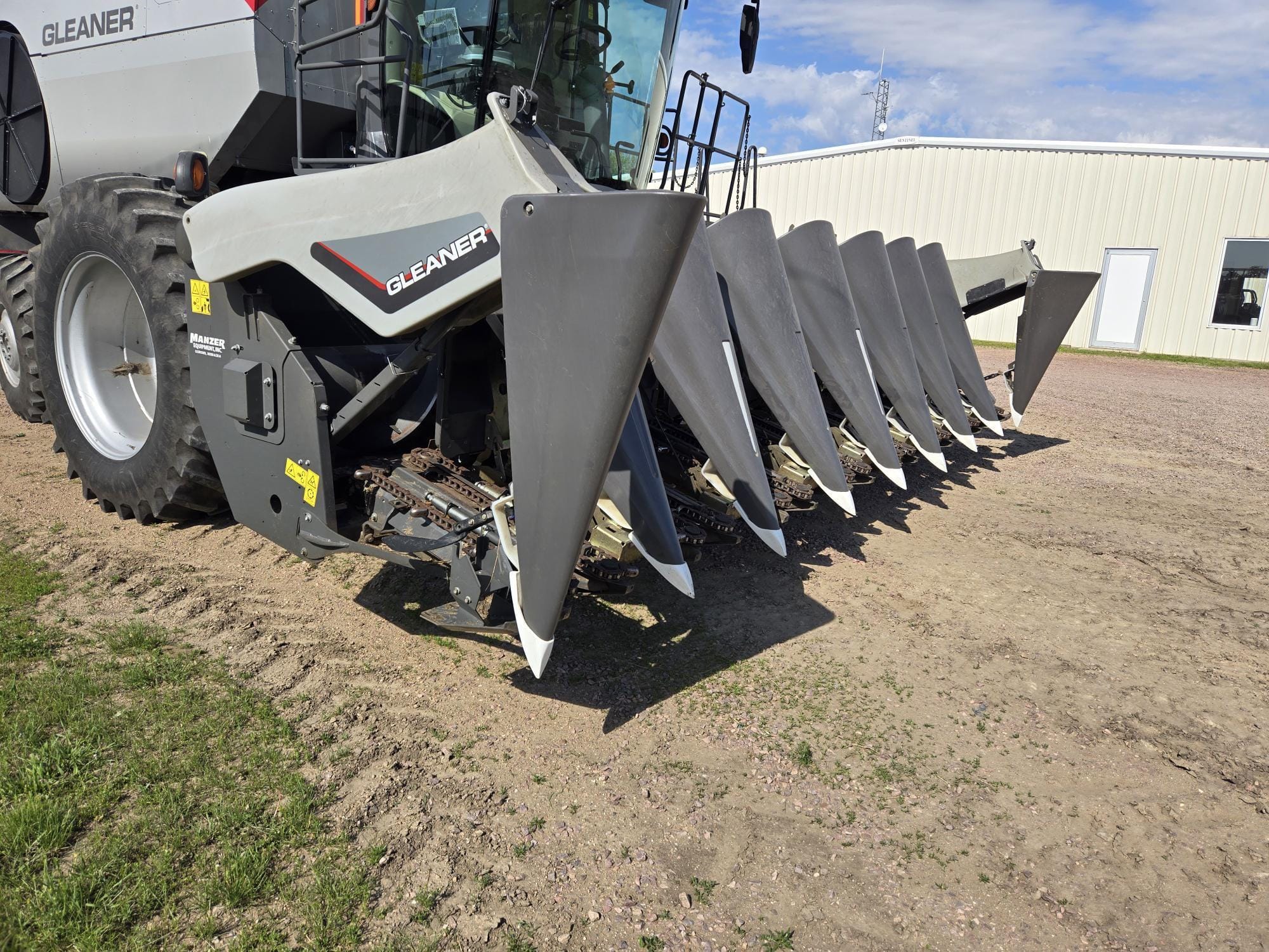 2016 Gleaner Command 3308 Equipment Image0