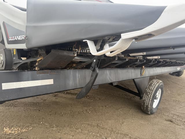 Image of Gleaner 3312C equipment image 3