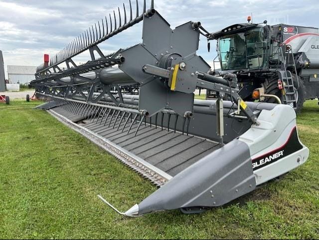 2016 Gleaner 9255 Equipment Image0