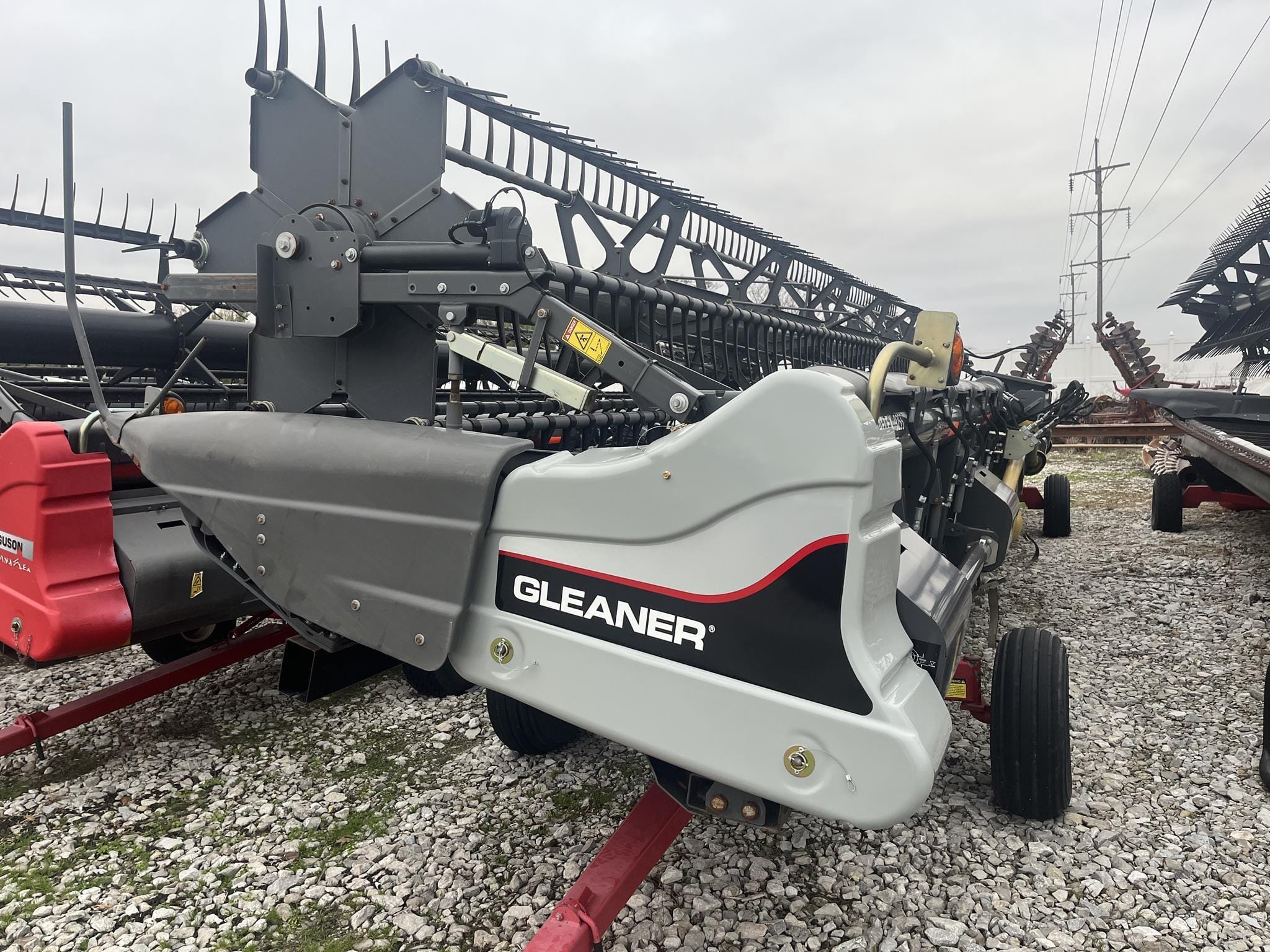 2016 Gleaner 9255 Equipment Image0