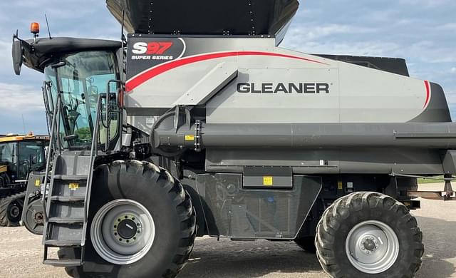 Image of Gleaner S97 equipment image 1