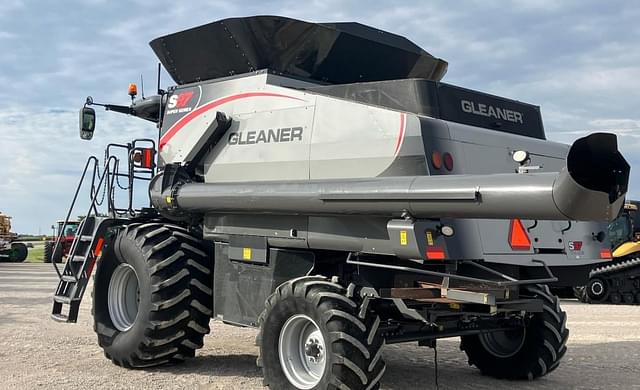 Image of Gleaner S97 equipment image 2