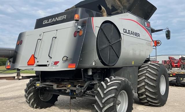 Image of Gleaner S97 equipment image 4