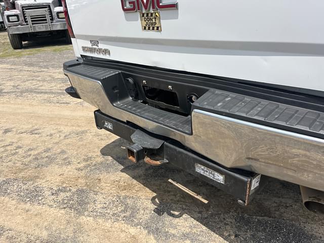 Image of GMC 2500HD equipment image 2