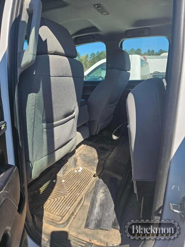 Image of GMC 2500HD equipment image 3