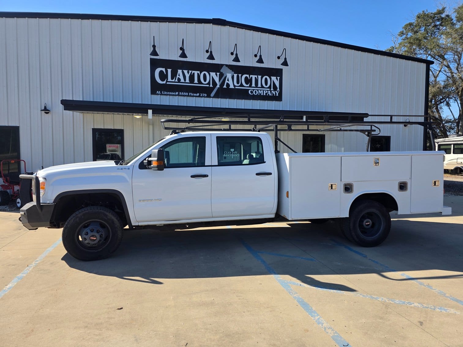 2016 GMC 3500 Equipment Image0