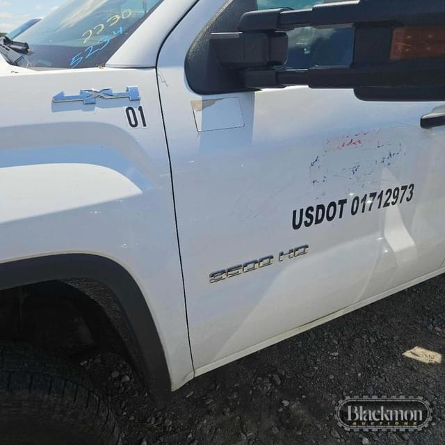 Image of GMC 3500HD equipment image 2