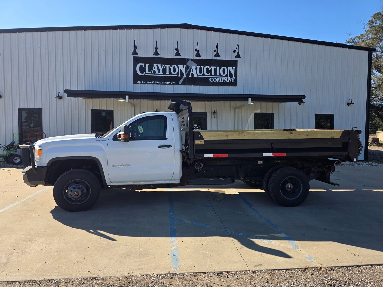 2016 GMC 3500 Equipment Image0