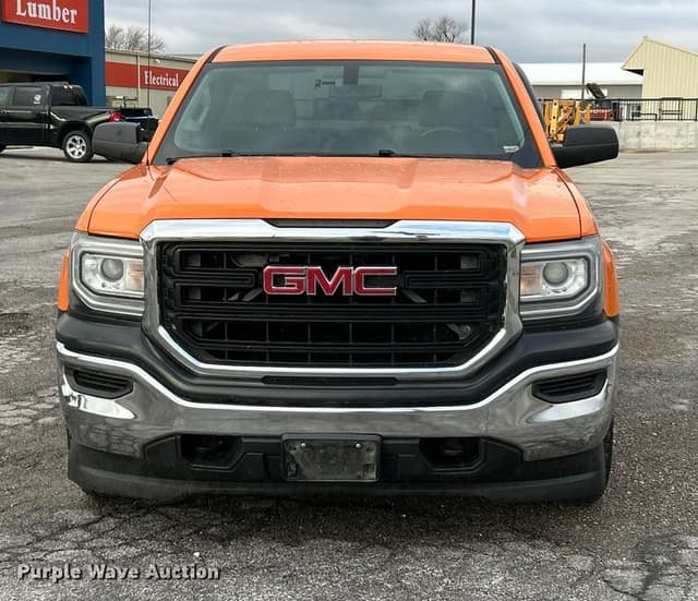 Image of GMC Sierra 1500 equipment image 1