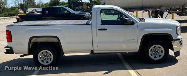 Image of GMC Sierra 1500 equipment image 3