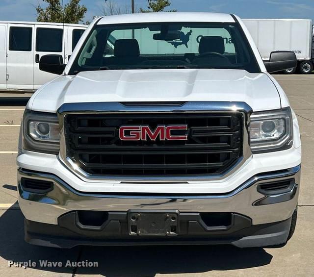 Image of GMC Sierra 1500 equipment image 1