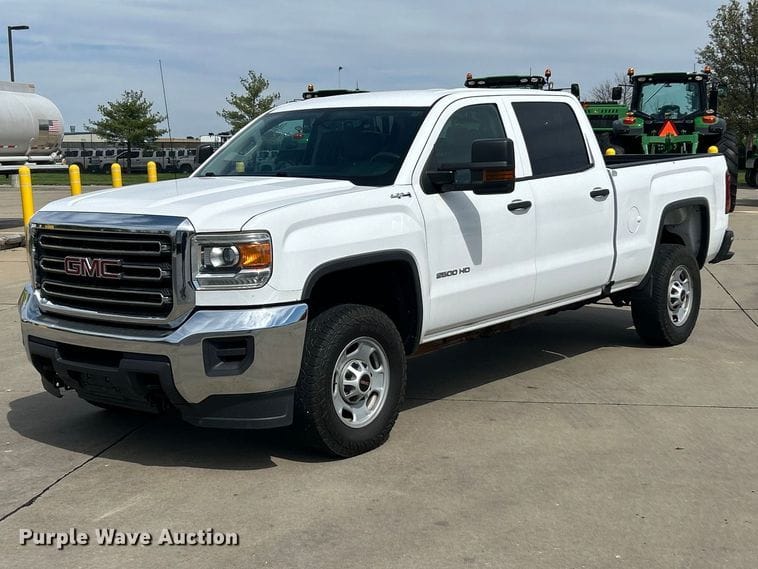 2016 GMC 2500HD Equipment Image0
