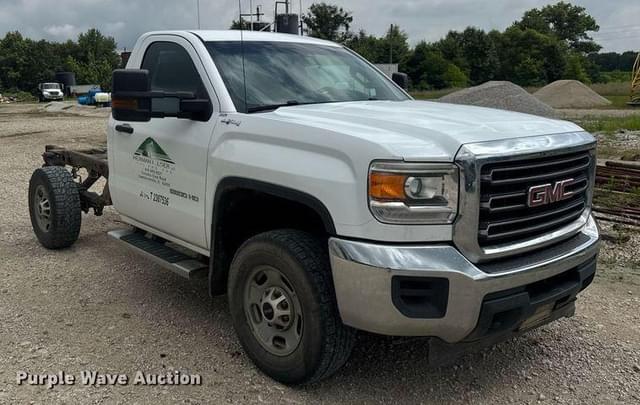 Image of GMC 2500HD equipment image 2