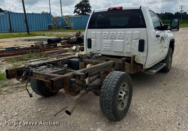 Image of GMC 2500HD equipment image 4