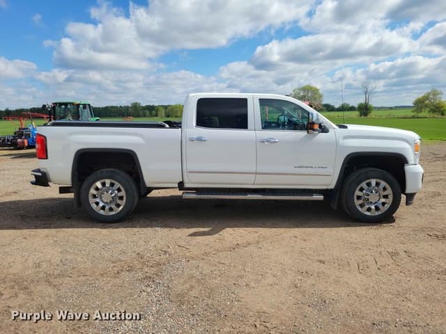Image of GMC Denali equipment image 3