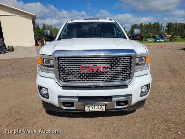 Image of GMC Denali equipment image 1