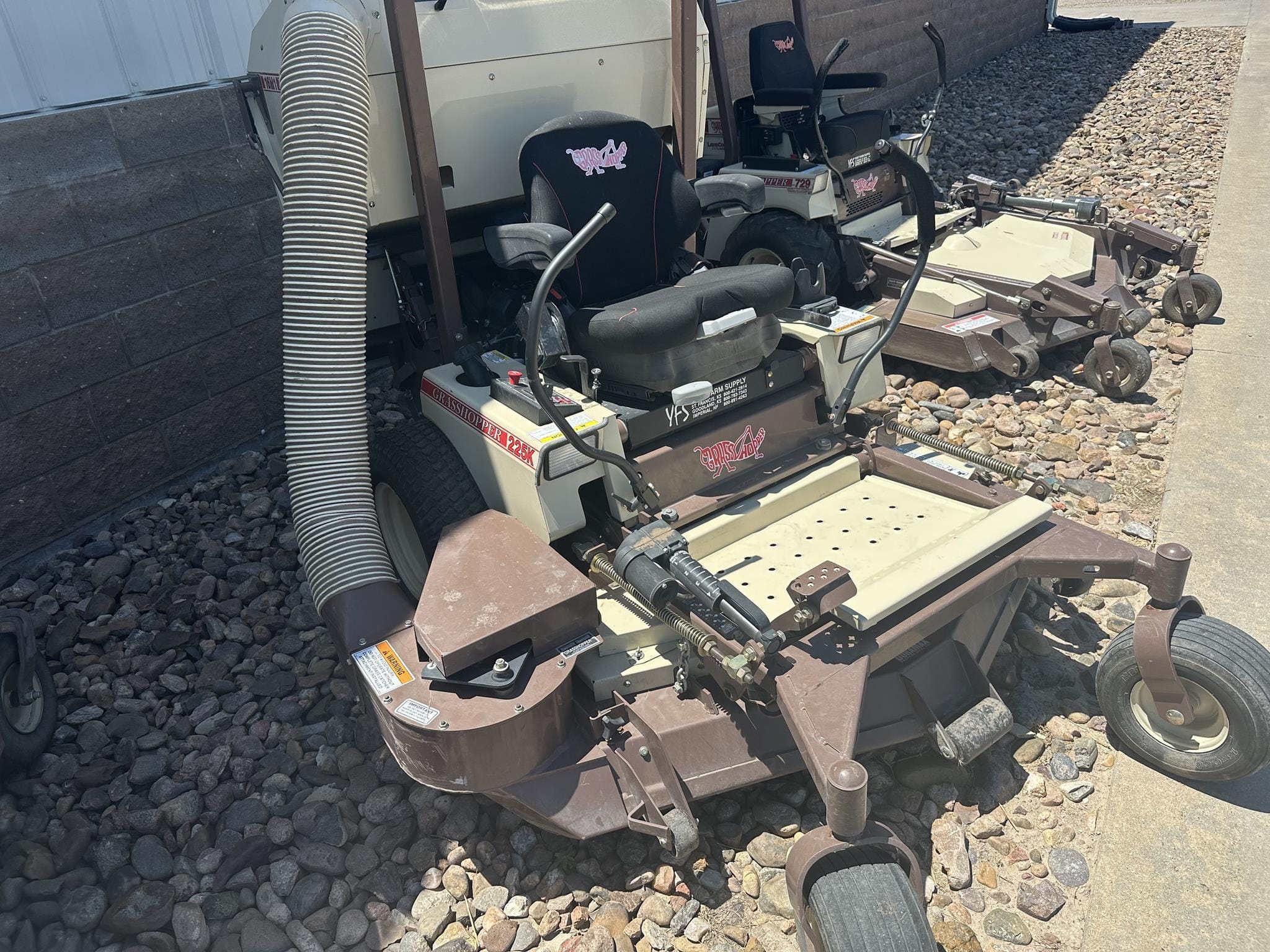 2016 Grasshopper 225K Equipment Image0