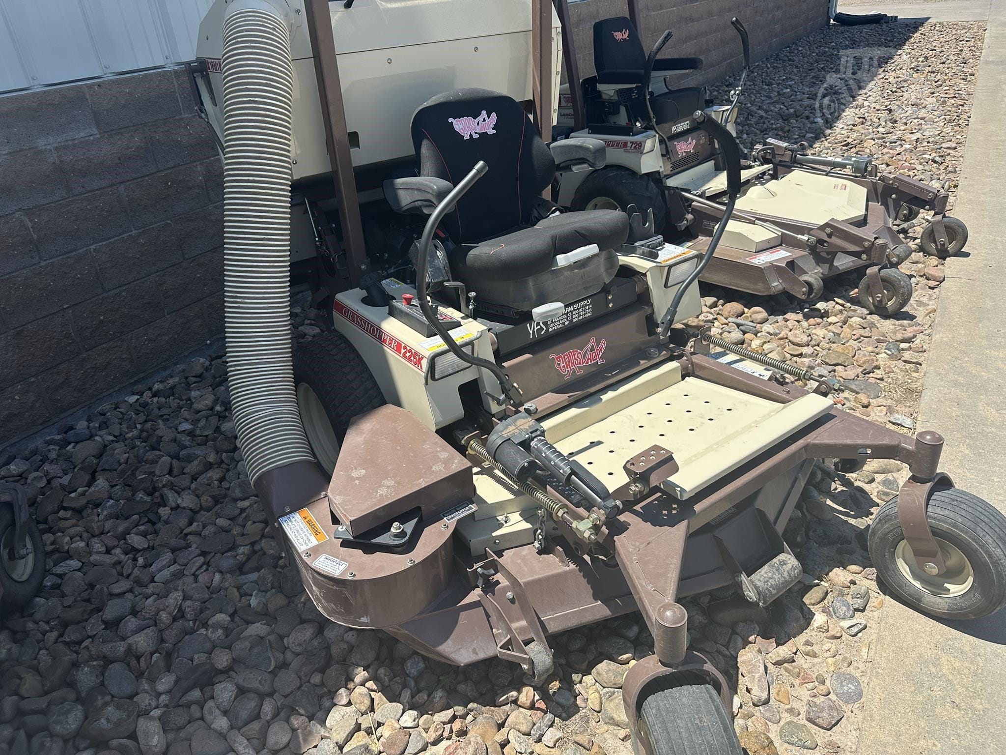 2016 Grasshopper 225V Equipment Image0