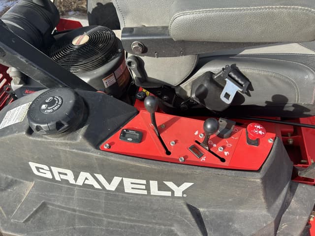 Image of Gravely Pro-Turn 260 equipment image 3