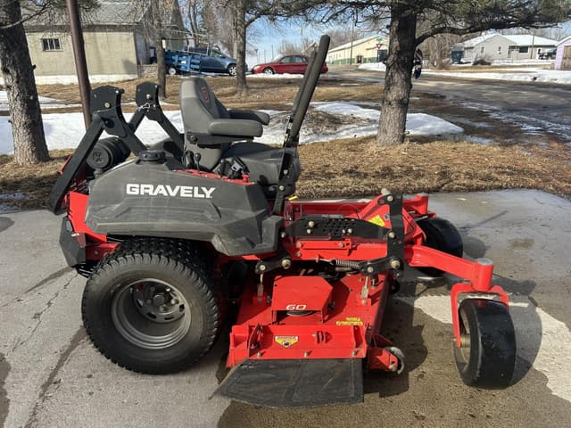 Image of Gravely Pro-Turn 260 equipment image 2
