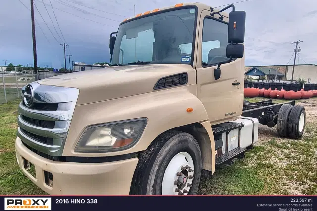 Image of Hino 338 equipment image 1