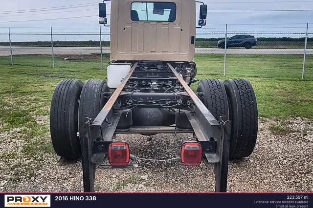 Image of Hino 338 equipment image 3