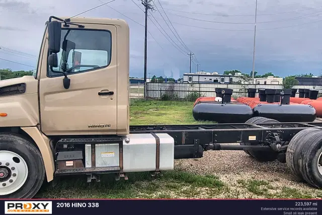 Image of Hino 338 equipment image 2