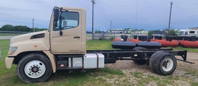 Image of Hino 338 equipment image 2