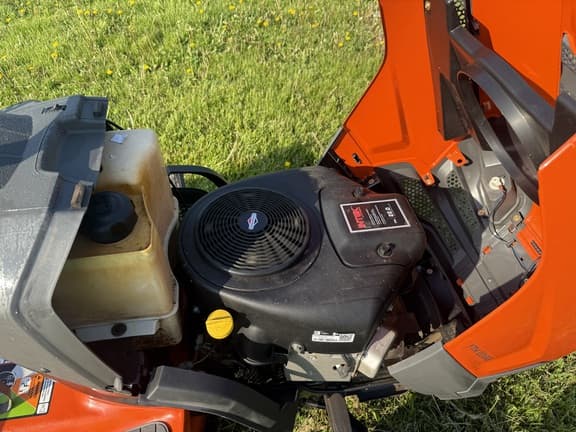 Image of Husqvarna YTH22V42 equipment image 4