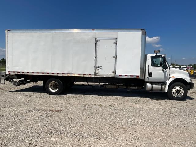 Image of International 4300 equipment image 3