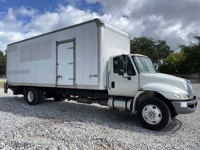 Image of International 4300 equipment image 3