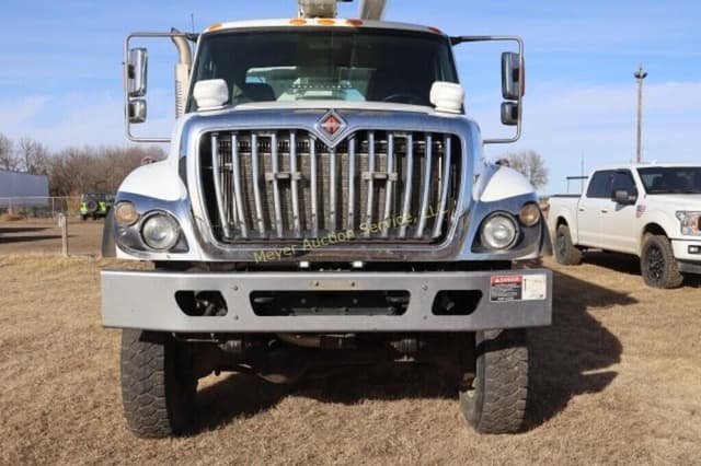 Image of International 7400 equipment image 2