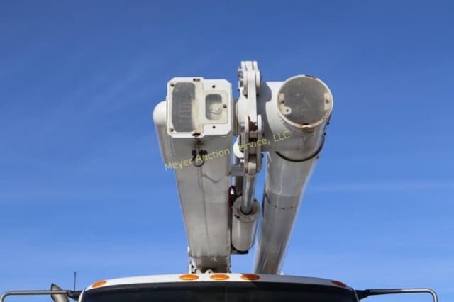 Image of International 7400 equipment image 3