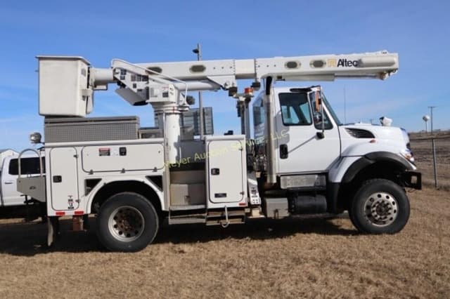 Image of International 7400 equipment image 1