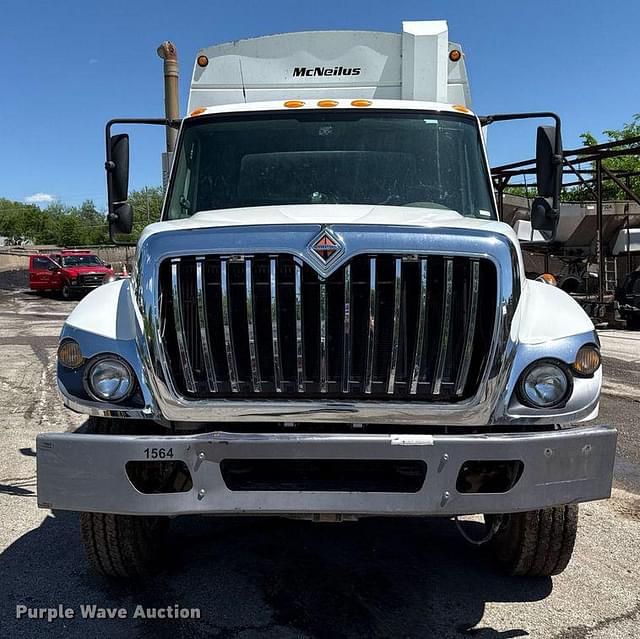Image of International 7400 equipment image 1