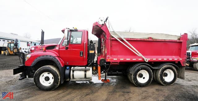 Image of International 7600 equipment image 1