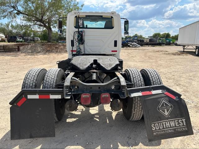 Image of International DuraStar 4400 equipment image 4