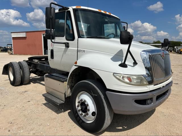 Image of International DuraStar 4400 equipment image 2